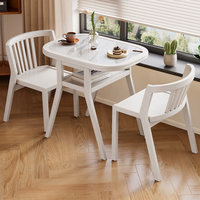 Table basse simple en bois massif avec une table et deux chaises, idéale pour les restaurants, les hôtels et les appartements