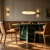 Table à manger en marbre vert foncé à base croisée, style moderne et organique, idéale pour l'aménagement intérieur Japandi et les clubs de restauration haut de gamme