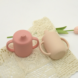 Tasse d'apprentissage en silicone sans BPA pour bébé et tout-petit, biberon d'eau anti-fuite avec paille et double poignée - Product Image 2