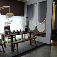 Cloisons décoratives en métal transparentes en forme d'arche avec des stores à lamelles coulissantes parallèles créant une ambiance pour les hôtels et les restaurants