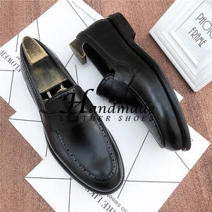 Mocasines formales de vestir para hombre - zapatos casuales de una pieza para ir al trabajo, con parte superior de cuero y grabados negros - Product Image 2