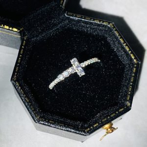 Anello a Forma di T con Moissanite per Donne, Gioiello Minimalista ed Elegante per l'Indice - Product Image 2