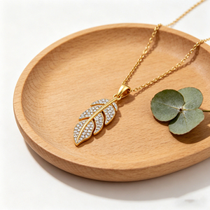 Collier Pendentif Plume en Laiton Plaqué Or 18K avec Zirconiums AAA, Vente en Gros Hengdian - Product Image 6