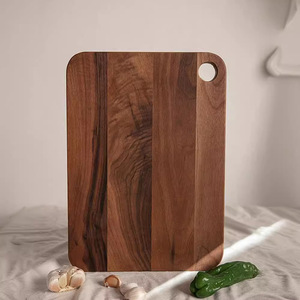 Planche à découper rectangulaire en bois massif de noyer noir avec poignée en laiton pour usage domestique - Product Image 3
