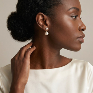 Boucles d'oreilles pendantes élégantes en perles, bases en argent plaqué or 18 carats, ornées de perles brillantes et d'un ensemble de zircons étincelants - Product Image 5