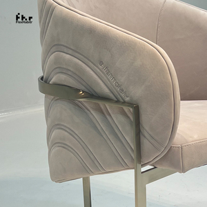 Fauteuil de salle à manger moderne en velours beige avec dossier incurvé et base en forme de traîneau doré pour hôtel, restaurant, maison - Product Image 5