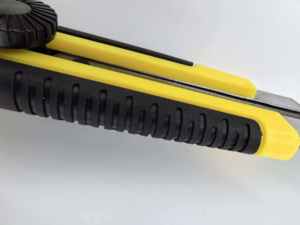 Coltello multiuso in acciaio inossidabile con impugnatura antiscivolo, pulsante di blocco, lama seghettata da 0,7 mm, taglierina per carta da parati da 175 mm, 2 lame, fai da te - Product Image 2