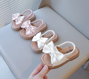 صنادل بنات ناعمة ومسطحة بنمط عصري، أحذية صيفية حلوة بفيونكة وشريط مطاطي، مفتوحة الأصابع وسهلة الارتداء، أحذية شاطئ للفتيات - Product Image 4