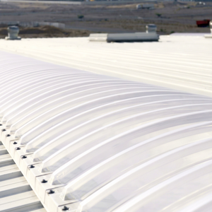 Puits de lumière en polycarbonate à isolation thermique, résistants aux chocs, protégés contre les UV, hautement durables, pour toitures à joint debout - Product Image 1