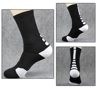 Logo personnalisé Hommes Elite Crew Basketball Outdoor Running Chaussettes Vente en gros Chaussettes de sport tricotées Absorbant la sueur pour l'automne