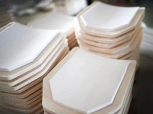 แผ่นเกราะป้องกันหน้าอกเซรามิกแบบกำหนดเอง PE+AL2O3 แผ่นเกราะยุทธวิธีระดับความปลอดภัย III/IV อลูมิเนียมออกไซด์ - Product Image 6