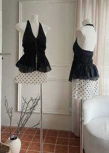 Ensemble haut camisole évasé noir et jupe à pois, style doux, sans manches, motif floral, issu d'un échantillon disponible - Product Image 3