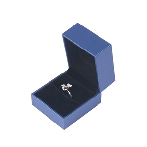 Caja de regalo de almacenamiento de joyas de cuero PU personalizada de lujo con forro de terciopelo forma cuadrada diseño personalizado y logotipo - Product Image 4
