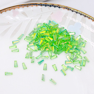 Strass pour ongles en résine AB 2x3x6mm, forme trapèze irisée, dos plat, décorations pour nail art - Product Image 3