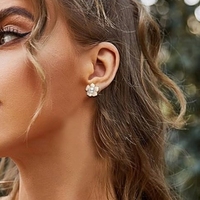 Anting-anting kancing perak desain bunga mode perhiasan anting-anting kancing mutiara air tawar 5-6mm