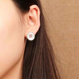 <span class=keywords><strong>Orecchini</strong></span> Pendenti Chris April Daisy in Argento Sterling 925 Placcati Oro 18k con Ciondolo a Fiore Opaco - Product Image 3