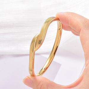 Bracelets et joncs raffinés en or 18 carats, à contour incurvé et noué, finition douce, finition métallique brillante, résistants à la rouille, polis, intemporels, fabriqués en Chine. - Product Image 2