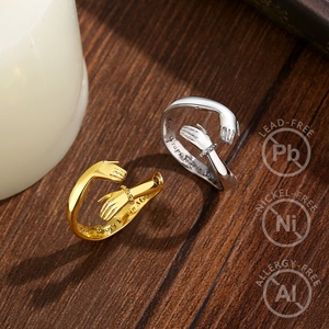 Dernier design, bague ajustable en argent sterling S925 plaqué or 18 carats, gravée « Love Wraps You in My Hugs », avec des mains qui s'entrelacent - Product Image 4