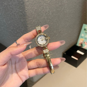 Reloj de Pulsera para Mujer con Esfera de Concha, Estilo Elegante y Pequeño, Reloj de Pulsera Minimalista de Lujo Ligero Decorado con Diamantes de Imitación - Product Image 1