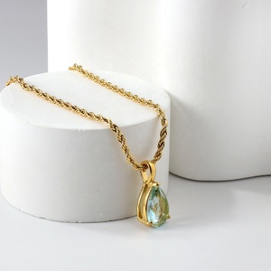 Collier en acier inoxydable PVD plaqué or 18 carats avec <span class=keywords><strong>pendentif</strong></span> chaîne torsadée avec <span class=keywords><strong>saphir</strong></span> rose et <span class=keywords><strong>goutte</strong></span> <span class=keywords><strong>d</strong></span>'<span class=keywords><strong>eau</strong></span> bleue et diamant jaune pour les fêtes - Product Image 3