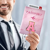 Porte-passeport moderne en cuir à motif initial, élégant et portable, avec support de présentation pour cartes de loisirs