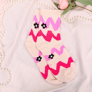 Chaussettes en coton respirant avec logo texte brodé personnalisé, tricotées, ODM, cadeau pour enterrement de vie de jeune fille, impression numérique sur le bord - Product Image 4