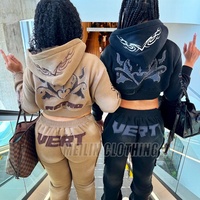 Fabricants de vêtements pour femmes : Ensemble de survêtement deux pièces personnalisé avec strass et effet vieilli, comprenant un sweat à capuche zippé et un pantalon de survêtement pour femme