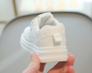 Chaussures blanches pour enfants printemps automne 2025 chaussures de sport pour filles baskets légères antidérapantes pour garçons semelle souple bébé chaussures décontractées - Product Image 3