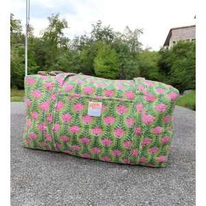 Sac de voyage matelassé en coton fait main avec imprimé traditionnel en blocs, léger, durable et parfait pour la salle de sport, le travail, les voyages ou les occasions décontractées - Product Image 3
