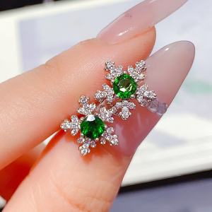 Серебряные серьги-гвоздики с натуральными драгоценными камнями, украшенные изысканным дизайном из пиропа (граната). - Product Image 1