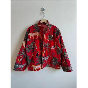 Veste en velours à imprimé jungle rouge de qualité supérieure pour un usage quotidien ou des événements musicaux et des sorties de week-end disponibles au meilleur prix - Product Image 1