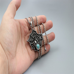 Collar con colgante de turquesa con forma de telaraña, joyería de regalo con forma de insecto de acero de titanio - Product Image 4