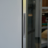 Les réfrigérateurs compacts verticaux de réfrigérateur de haute qualité présentent un affichage intelligent de refroidisseur de boissons de porte en verre pour la bière et les boissons