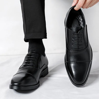 Chaussure en cuir élégante pour homme, construction durable, respirante, légère, finition lisse, intérieur confortable, style streetwear, tenue décontractée