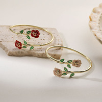 Bracelet manchette ouverte en laiton plaqué or 18 carats avec émail rose et motifs floraux pour femme, bijou de poignet élégant et distinctif