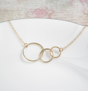 Collier en or avec trois cercles d'éternité Collier à trois cercles en or avec anneaux entrelacés Cadeau pour soeur meilleure amie - Product Image 2