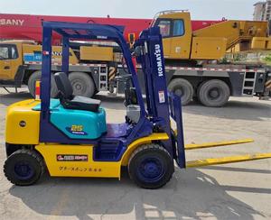Montacargas Diésel Komatsu FD25 2.5T Usado a Buen Precio con Motor y Neumáticos Sólidos - Alta Calidad en Venta - Product Image 2