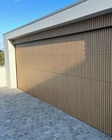 Porte de garage moderne isolée et économe en énergie, en acier, aluminium, électrique, automatique, intelligente, sur mesure, de luxe, de la marque CBMmart Villa