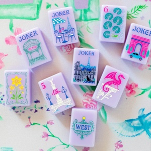 Juego de Fichas de Mahjong Americanas con Patrones Florales y Arquitectónicos de París en Morado, Elegante para Regalos Navideños y Juegos de Casino - Product Image 1