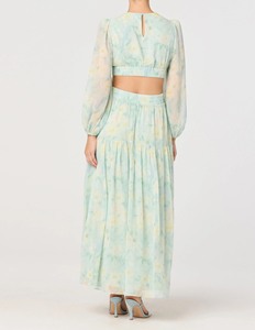 فستان ماكسي نسائي أخضر نعناعي بطبعة ألوان مائية وقصة خصر مفتوحة، بأكمام طويلة من الشيفون والسباندكس، بخصر طبيعي أنيق وفتحات جانبية، مثالي للعطلات. - Product Image 3