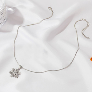 Collier pendentif flocon de neige blanc serti de diamants, bijou cadeau - Product Image 3