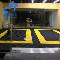Carrelage de sol de garage de lavage de voiture antidérapant facile à installer conception de verrouillage modulaire rigide en PVC PP pour la surface de parquet de stationnement de voiture