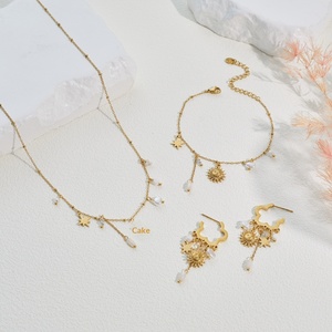 Collar, Pulsera y Pendientes de Perlas con Baño de Oro de 18K y Acero Inoxidable 316L, Diseño Bohemio con Dije de Sol, Ideales para Vacaciones de Verano y Aniversarios - Product Image 3