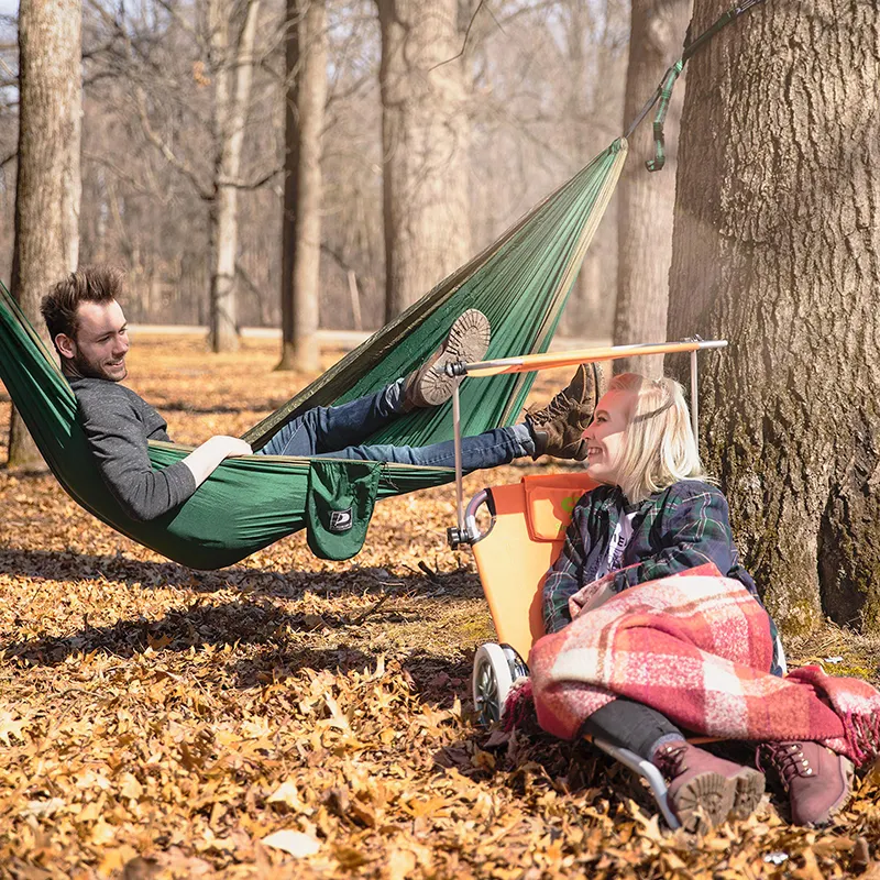 Prezzo di fabbrica schienale regolabile lettino da sole 2 in 1 sedia da carrello da spiaggia pieghevole sedia da campeggio all'aperto letto con borsa portaoggetti in nylon