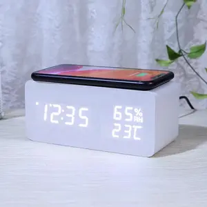 Horloge LED de style moderne avec chargement sans fil Design Art déco à la mode pour un usage domestique Affichage à l'aiguille du corps en plastique à mouvement à quartz