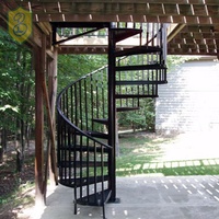 Escalier en colimaçon moderne en fer et acier pour intérieur avec rampe en verre pour petits espaces, appartements, villas, hôtels, écologique et durable
