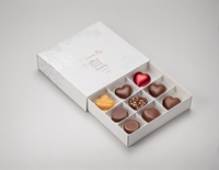 Boîte cadeau pliante de luxe personnalisée avec laminage mat et doublure en éponge, impression à l'encre de soja, emballage durable pour les truffes au chocolat