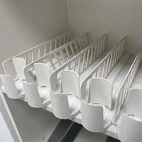 Système de poussoir à rouleaux pour étagères de supermarché personnalisé, réglable, en plastique blanc et noir, pour boissons en conserve