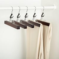 Cintre en bois avec logo personnalisé pour extensions de cheveux en bois blanc avec cintres noirs et crochet doré Pince en bois pour pantalons et jeans
