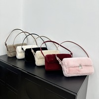 Nouveaux styles quatre saisons : Sac à bandoulière carré en peluche couleur unie de haute qualité, pochette enveloppe en fourrure pour soirée
